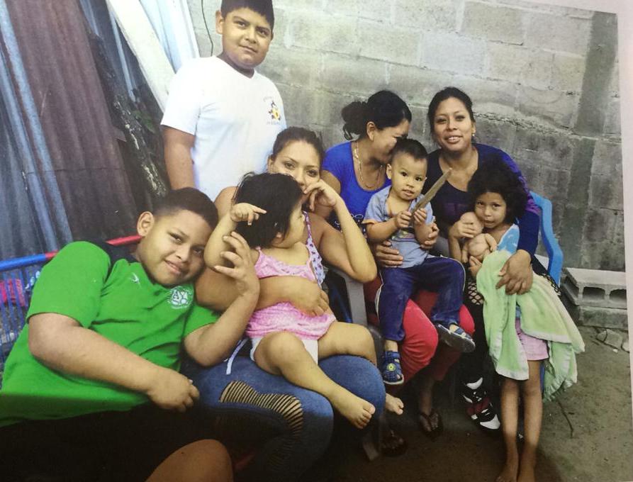 Photo of a Salvadoran family